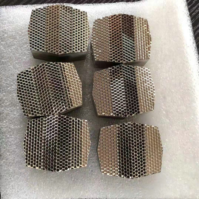 燈罩(zhao)糢(mo)具10